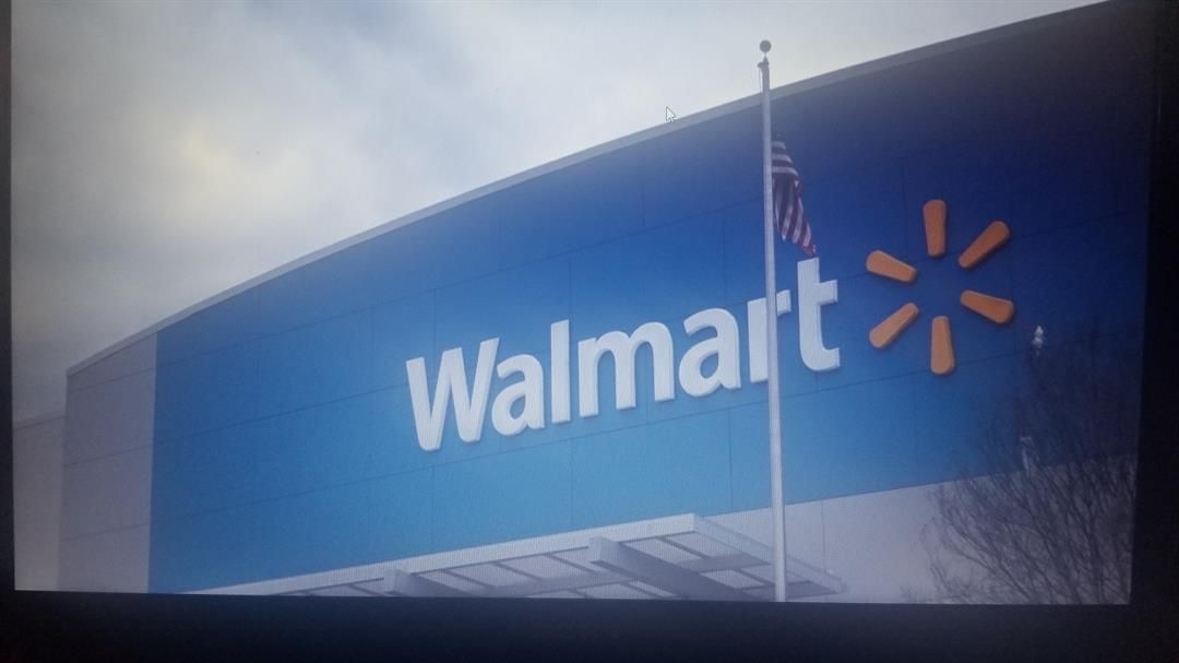 Walmart shoppers praise distribution center employees