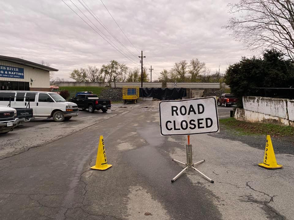 Scottsville closes floodgate to prevent river overflow